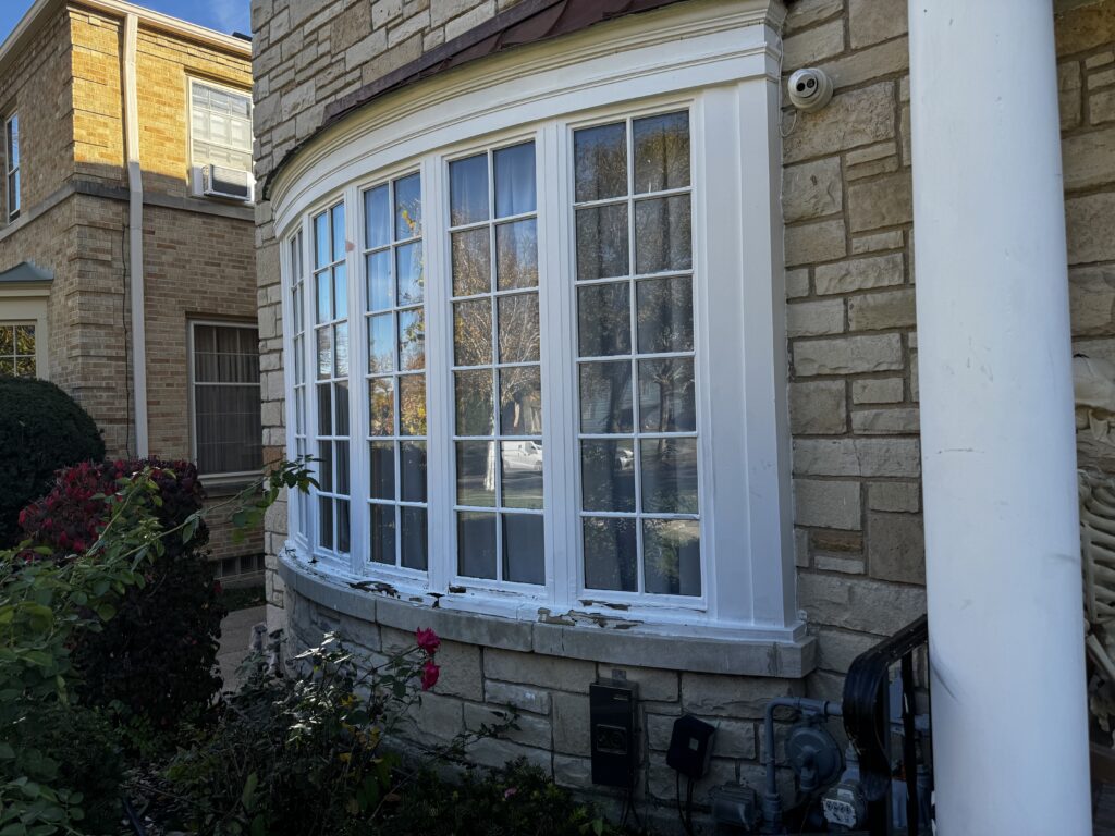 This bay window before being repaired, we will replace the rotten wood at the bottom.