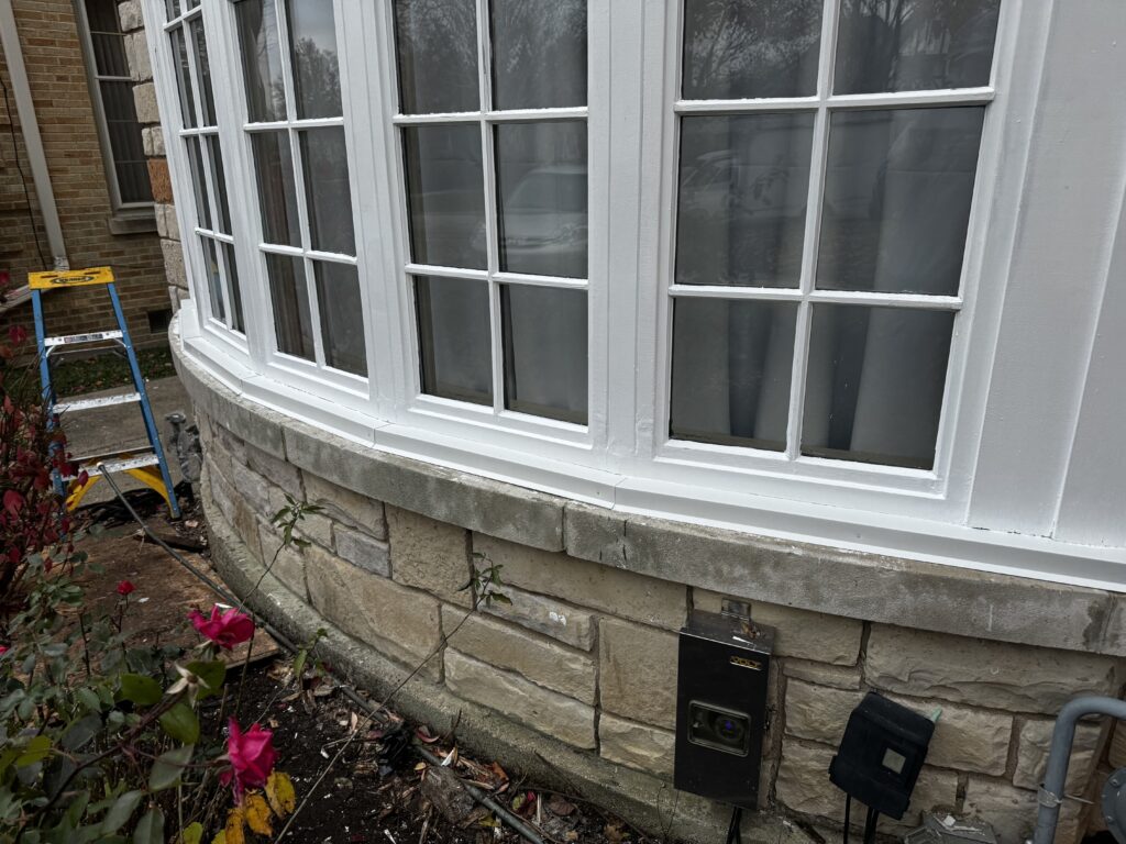 This window has been painted after replacing the rotten wood of the bay window.